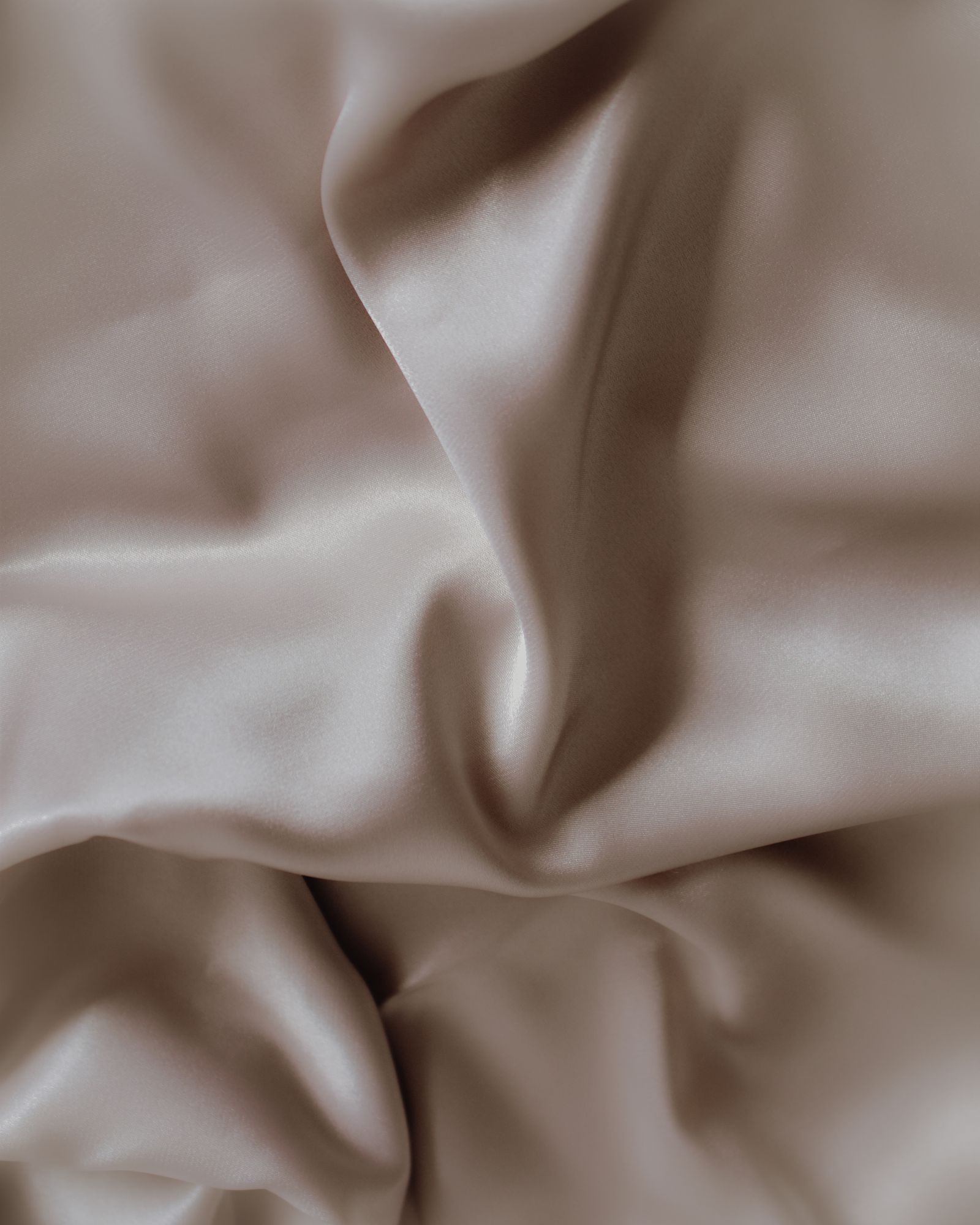 Ivory silk folds, a visual interpretation of a soft musk accord